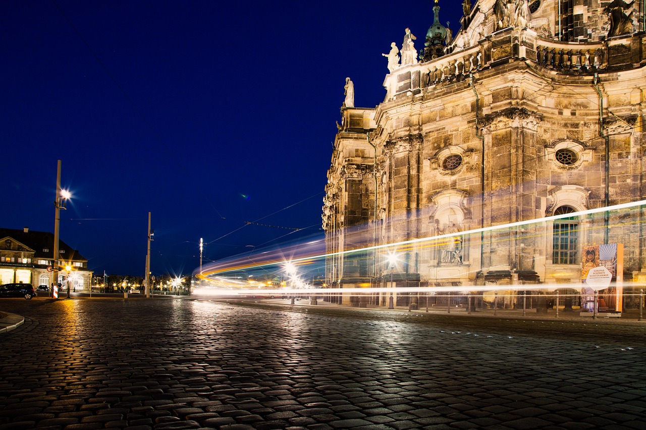 Dresdner Innenstadt bei Nacht als ruhiger Hintergrund der Projektsektion