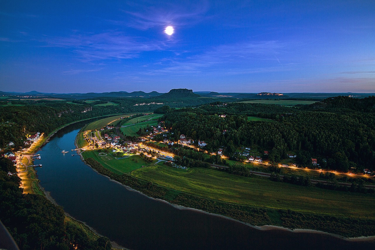 Elbe in Dresden bei Nacht als Hintergrund für die Argumente zur Website-Strategie