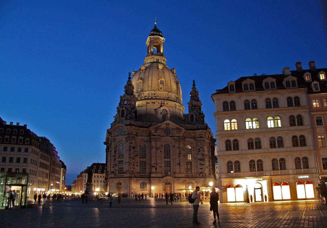 Dresdner Frauenkirche bei Nacht als Hintergrund der Vorteile-Sektion